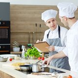Ajutor bucatar cu experienta